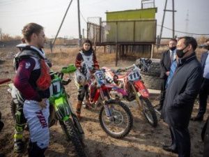 В Удачном Айсен Николаев встретился с участниками мотоклуба