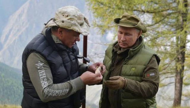 Песков рассказал, что Путин сейчас отдыхает в Сибири в компании Шойгу