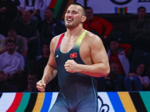 Айаал Лазарев нокаутировал соперника в своем дебютном боксерском поединке