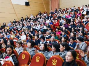 Айсен Николаев отметил роль женщин в сохранении и развитии традиционных духовно-нравственных устоев