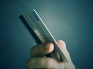 В Мирнинском районе со счета умершего пенсионера списали деньги