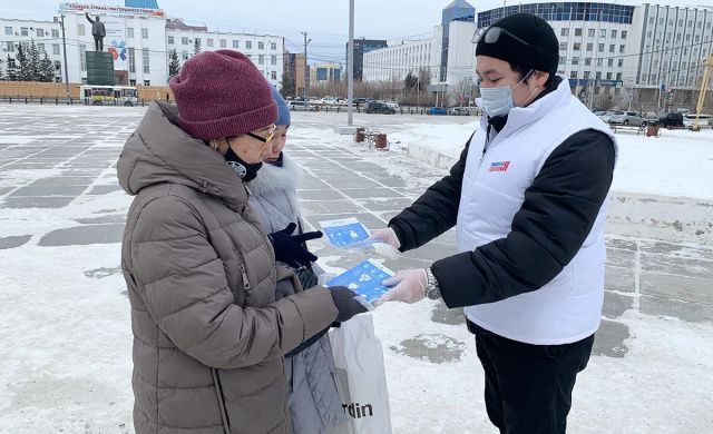 «Молодая Гвардия» Якутии раздала средства индивидуальной защиты населению города Якутска