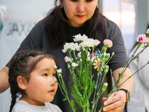 В Якутске прошел мастер-класс «Букет для мамы» в честь Дня матери в республике