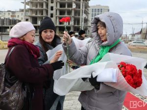 В Якутске возложили цветы к памятнику Матери