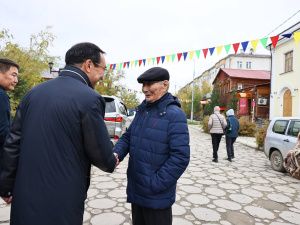 Айсен Николаев возложил цветы к памятнику основателя Якутска
