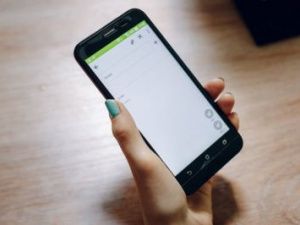 17-летний парень ограбил на улице 19-летнюю девушку