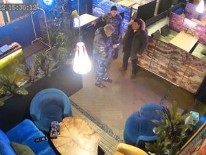 Смерть в кальянной подполковника МВД: начался суд над охранниками