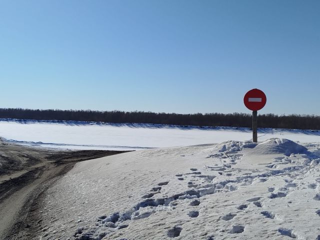 На двенадцати сезонных дорогах в Якутии запрещен проезд транспорта