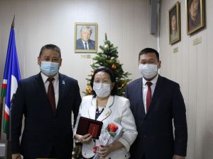 Глава Хангаласского улуса Олег Иринеев вручил государственные и муниципальные награды