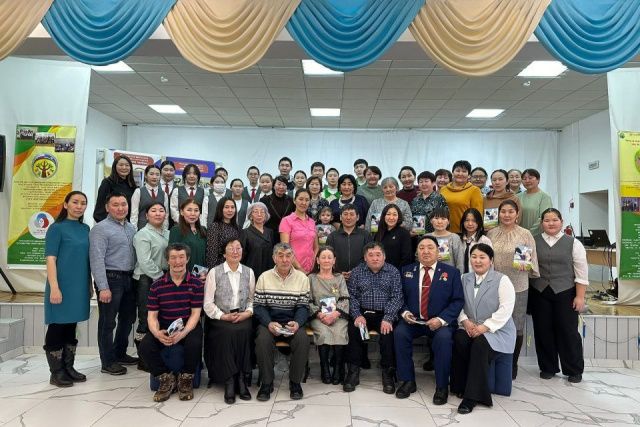 Школьники выпустили книгу о работниках сельского хозяйства села Улахан-Ан