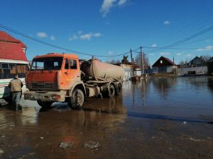В Якутске в усиленном режиме ведутся работы по отводу и откачке талых вод