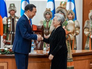 Ил Дархан вручил якутянам государственные награды за выдающиеся заслуги