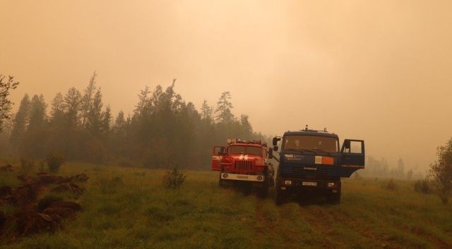 Сложная лесопожарная обстановка сохраняется в 12 районов Якутии