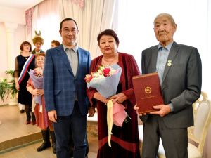 Глава Якутии поздравил с золотой свадьбой семейные пары из Алдана