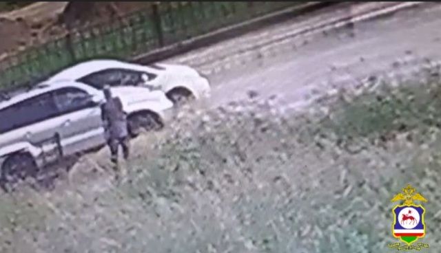 В Якутске 74-летний пешеход, которого окатили водой из лужи проезжающие мимо автомобили, выстрелил в «Тойоту Ланд Крузер»