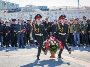 В День Республики Айсен Николаев возложил цветы к памятнику П.А. Ойунского