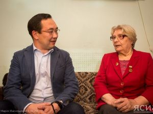 Глава Якутии поздравил блокадницу Марию Потапову