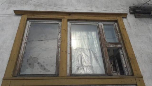 В Аллаиховском районе женщина разбила окно своей соперницы