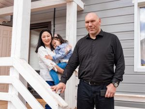 Николай Валуев побывал в восстановленном микрорайоне села Бясь-Кюёль