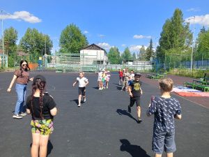 На базе Культурного центра АО «АК «ЖДЯ» работает летняя детская площадка