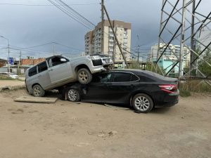 Пьяный водитель на "Toyota Probox" врезался в припаркованную “Toyota Camry” в Якутске