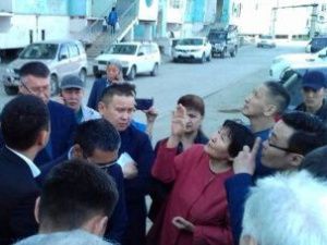 Депутаты Якутска осмотрели накренившийся дом