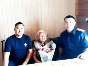 Нюрбинские следователи навестили прославленного ветерана тыла Марию Мандарову