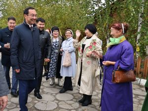 Айсен Николаев возложил цветы к памятнику основателя Якутска