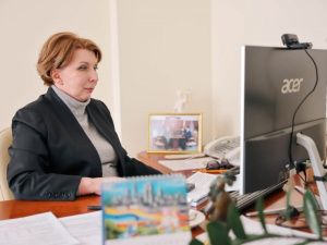 Вице-премьер представила на окружном женском форуме меры поддержки рождаемости в Якутии