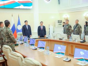 В Якутске бойцам СВО традиционно вручили якутские ножи