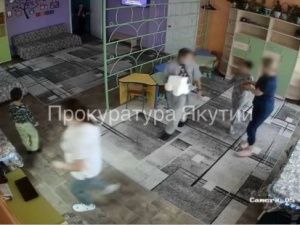 В Якутии бывший воспитатель детского специализированного дома социального обслуживания обвинен в причинении тяжкого перелома ребенку с инвалидностью