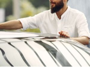 Житель Якутии подал иск на Управляющую компанию после того, как часть крыши дома упала на его автомобиль