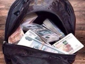 В Якутии у женщины украли рюкзак, набитый деньгами