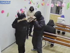 В тёплой остановке Якутска зафиксирован очередной акт вандализма