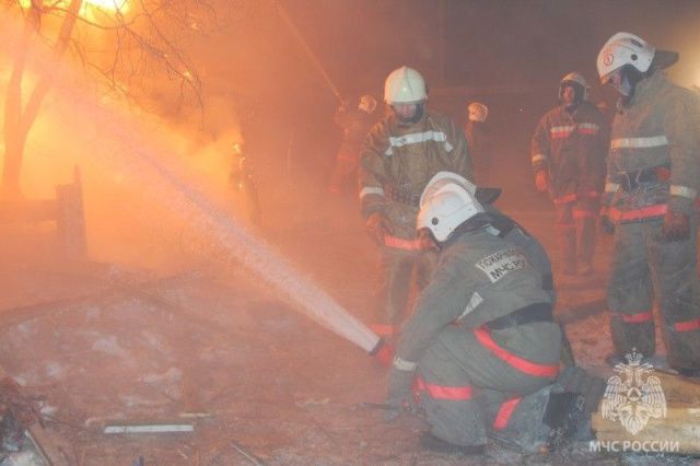 В Ленске произошел пожар в расселенном доме: Предположительная причина - поджог