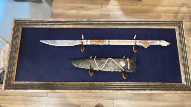 Батыйа, подаренное Владимиру Путину в Якутске, украшено сакральными знаками и изображением медведя – символа России