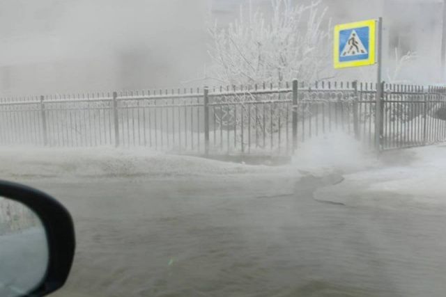 На улице Лермонтова в Якутске произошел разлив горячей воды