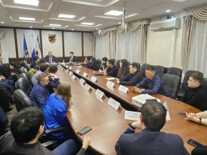 Альберт Семенов встретился с новым составом Молодежной палаты Якутска