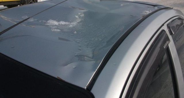 Управляющая компания выплатит ущерб за вмятины на крыше и капоте автомобиля