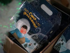 Чысхаан, Дед Мороз и Хаарчаана вручили подарки детям в больницах