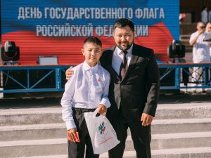 В День государственного флага России Евгений Григорьев вручил паспорта школьникам