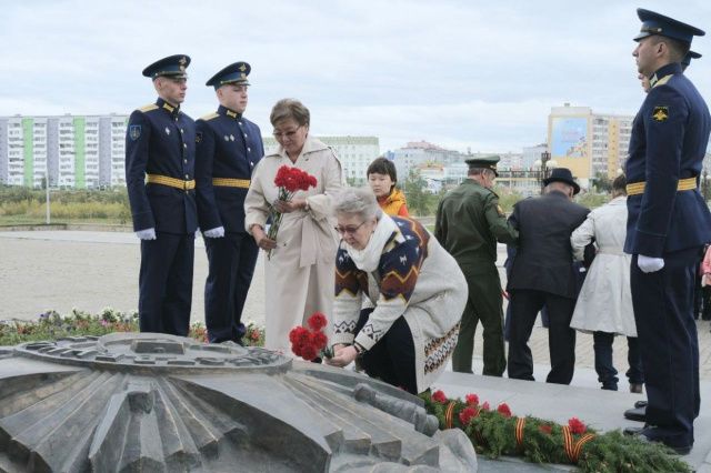 В Якутске возложили цветы к монументу «Воинам-победителям»