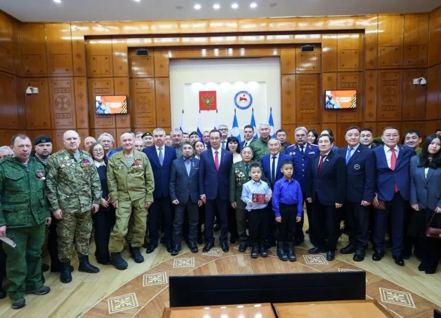 Глава Якутии Айсен Николаев вручил награды участникам и волонтерам спецоперации