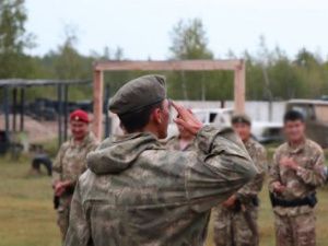 Боец отряда специального назначения «Белый медведь» удостоен правом  ношения оливкового берета