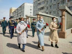 В Якутске возложили цветы к мемориалу «Солдат Туймаады» и памятнику якутского снайпера  