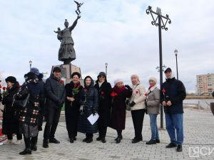 В Якутске возложили цветы к памятнику Матери
