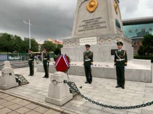 Айсен Николаев возложил живые цветы к памятнику освобождения Северо-Востока Китая