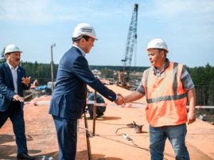 Глава Якутии ознакомился с ходом строительства мостового перехода через реку Марха