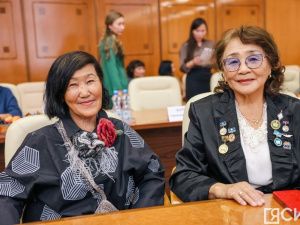 Глава Якутии вручил лучшим педагогам-наставникам премии в 100 тысяч рублей