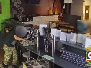 В Якутске посетитель бара украл из кассы деньги и потратил их в тот же вечер в другом баре